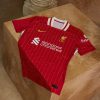 tunique de football Liverpool home kit rouge avec écusson du club