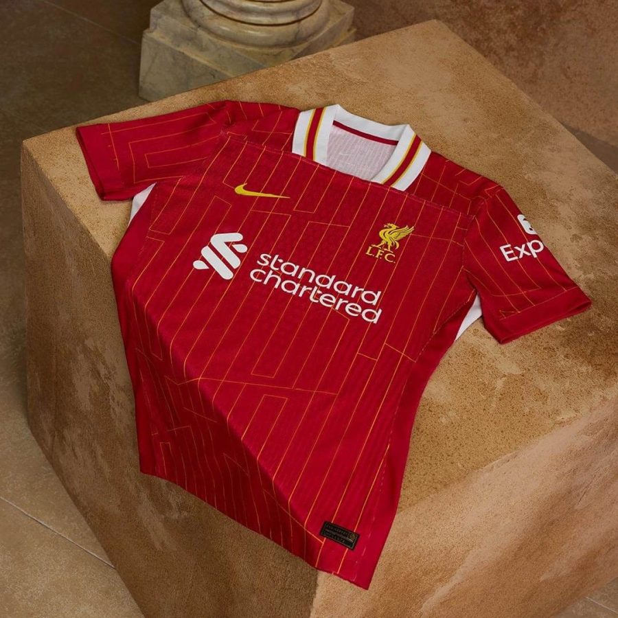 tunique de football Liverpool home kit rouge avec écusson du club