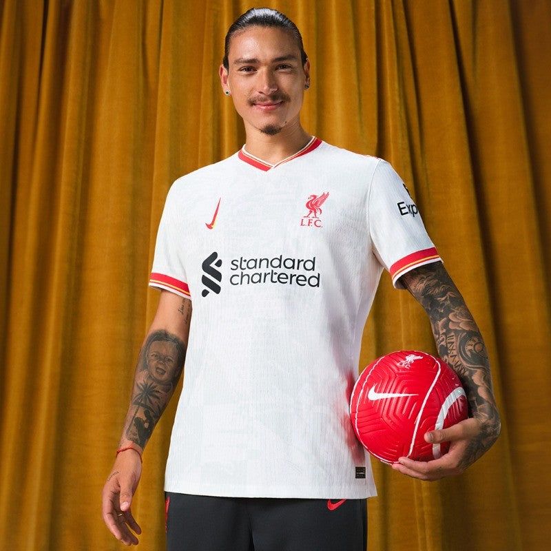 tunique de football Liverpool modèle third avec écusson du club