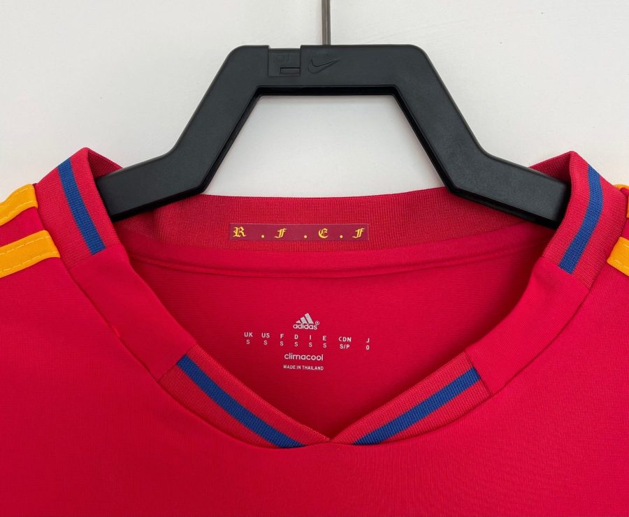 tunique football Espagne 2010 maillot rouge classique avec écusson national