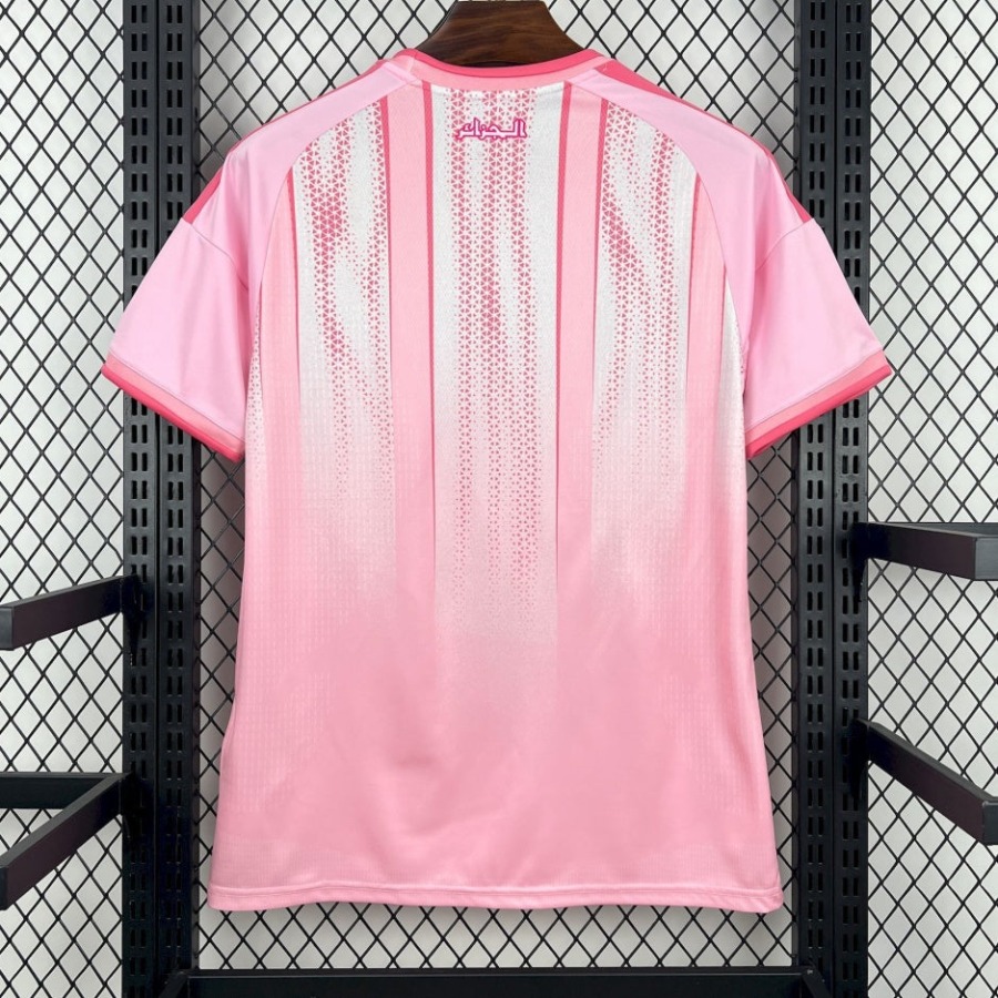 11e3dcb8da1dade4c753481dcb627585.jpg Maillot Algérie 2025/26 Rose Edition Spéciale