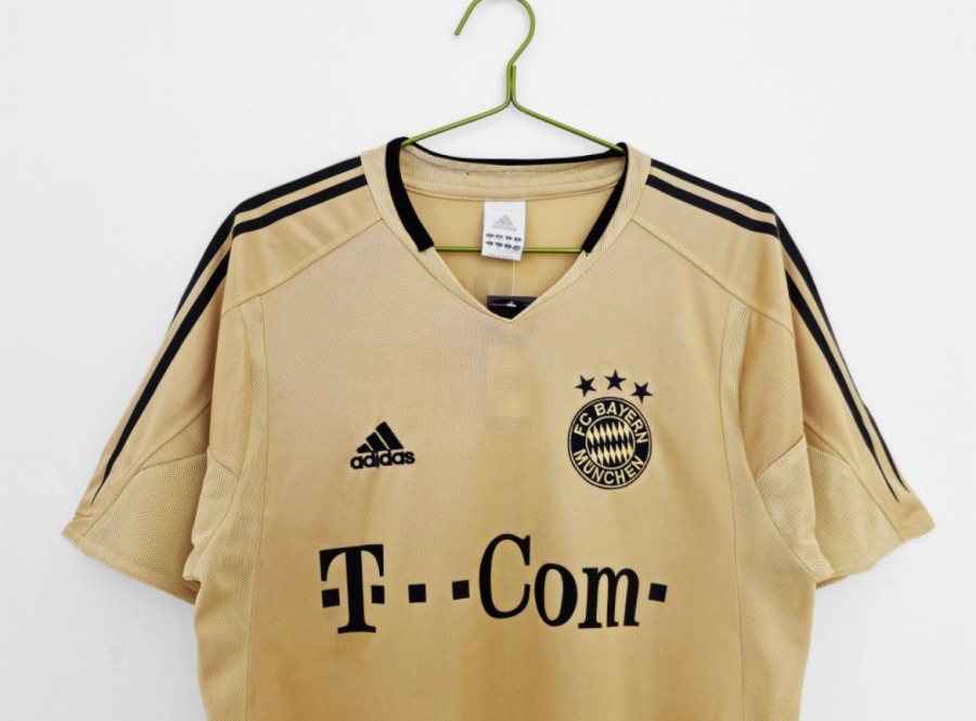 2E4BD8AB-899F-4163-8109-FC7EFAAE5BFF.jpg Maillot FC Bayern Munich 2004/05 Extérieur
