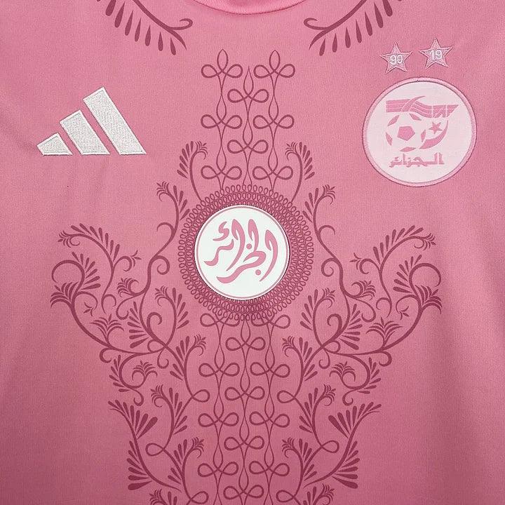 7aa2c96b8c35fa69dc7e8c13cc327dd8.jpg Maillot Algérie 2025-2026 Rose Premium