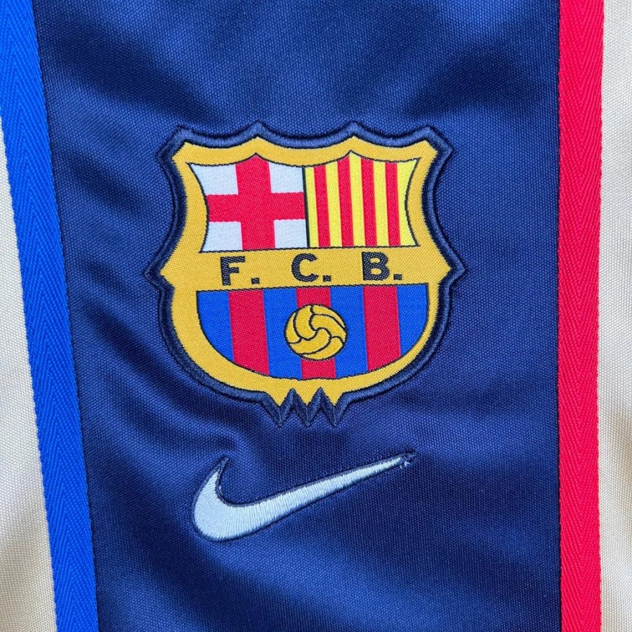 e061bfa6a66a416c664e06b38cc8a5da.jpg Maillot FC Barcelone Rétro 2002