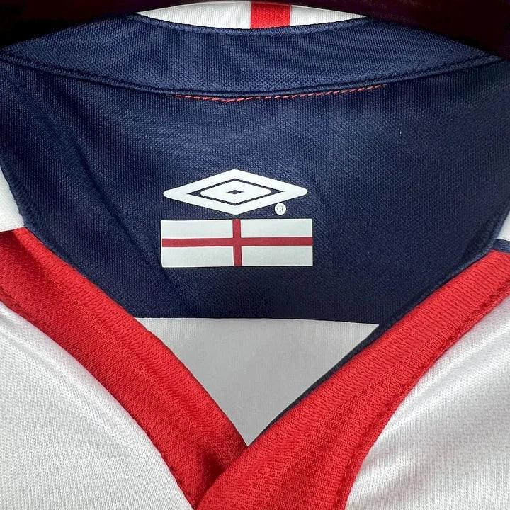 fb4f1e1382f7b1a5d37827d7f2fdaa94.jpg Maillot Angleterre Rétro 2004
