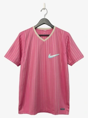 maillot-concept-fc-barcelone-edition-rose-2025-2026 studio v12 Maillot Concept FC Barcelone Édition Rose 2025-2026