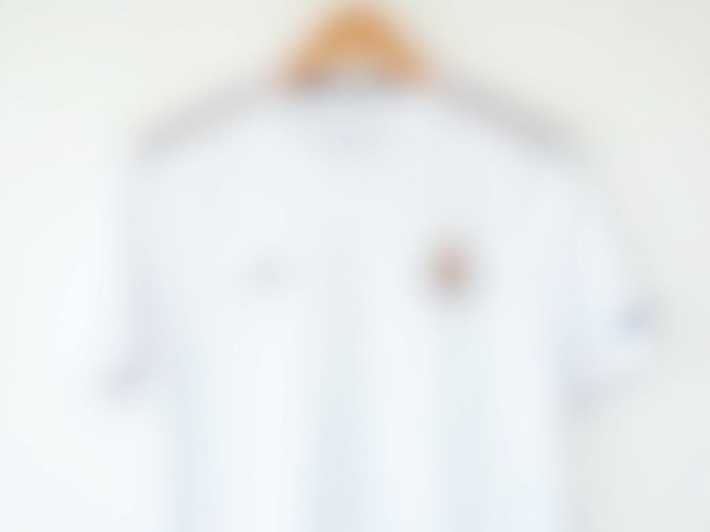 Maillot de foot Real Madrid blanc sur cintre fond blanc